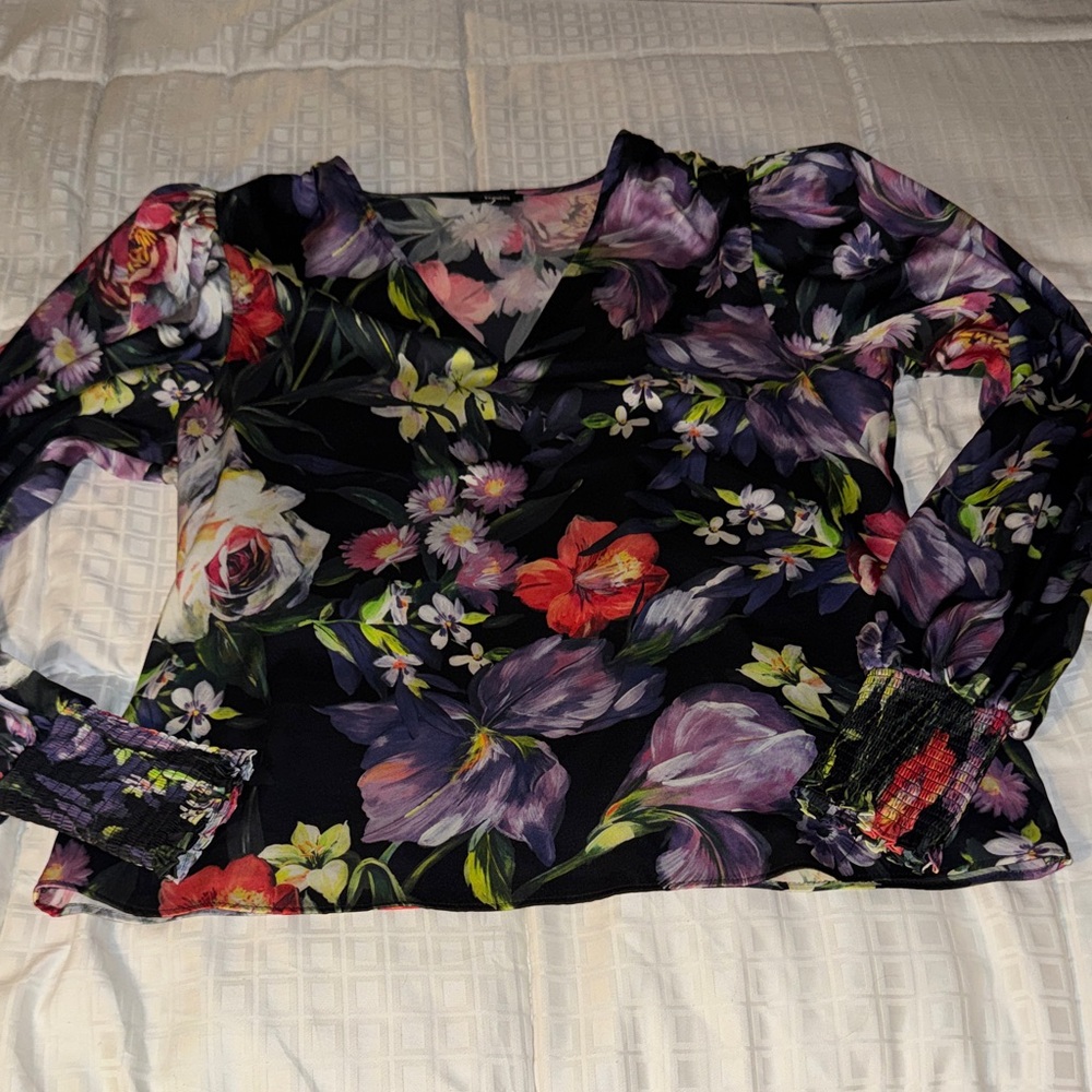 Express Women’s Floral V-Neck Long Sleeve Top in Black